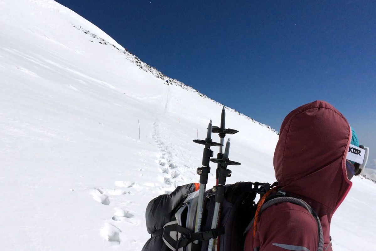 09F The Steep Mount Elbrus West Peak Traverse And Climb Through The Rocks  Lead To The Summit Ridge